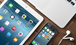 36459768-kiev-ukraine-january-29-2015-apple-iphone-5s-ipad-air-2-and-macbook-air-on-table-apple-inc-